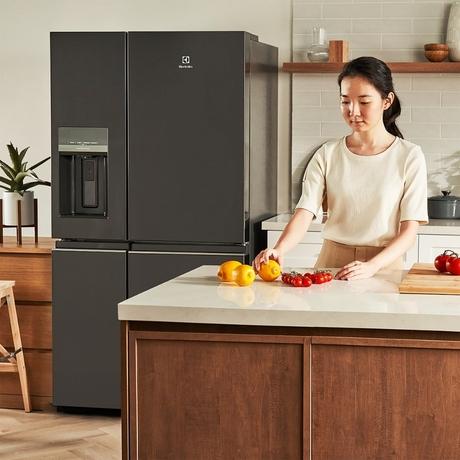 Electrolux 680 L Frost Free Side by Side Refrigerator, Glossy Dark Grey Stainless Steel, EQE6879A-B NIN-16